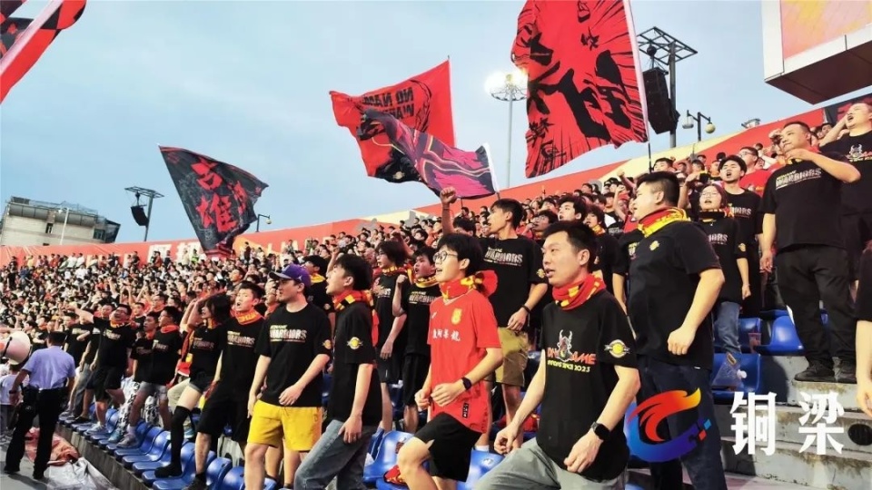 包含球迷疯狂助威激发球员斗志取得关键性胜利的词条